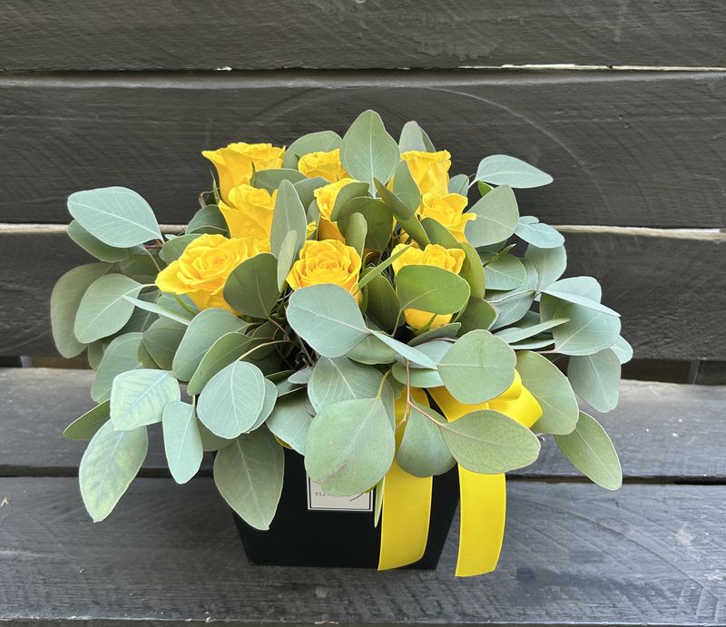 M10 - 9 Yellow Roses in a box