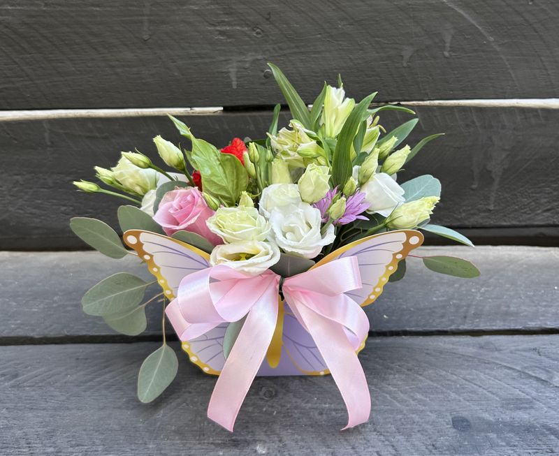 M09 - Mixed Flowers in a butterfly box