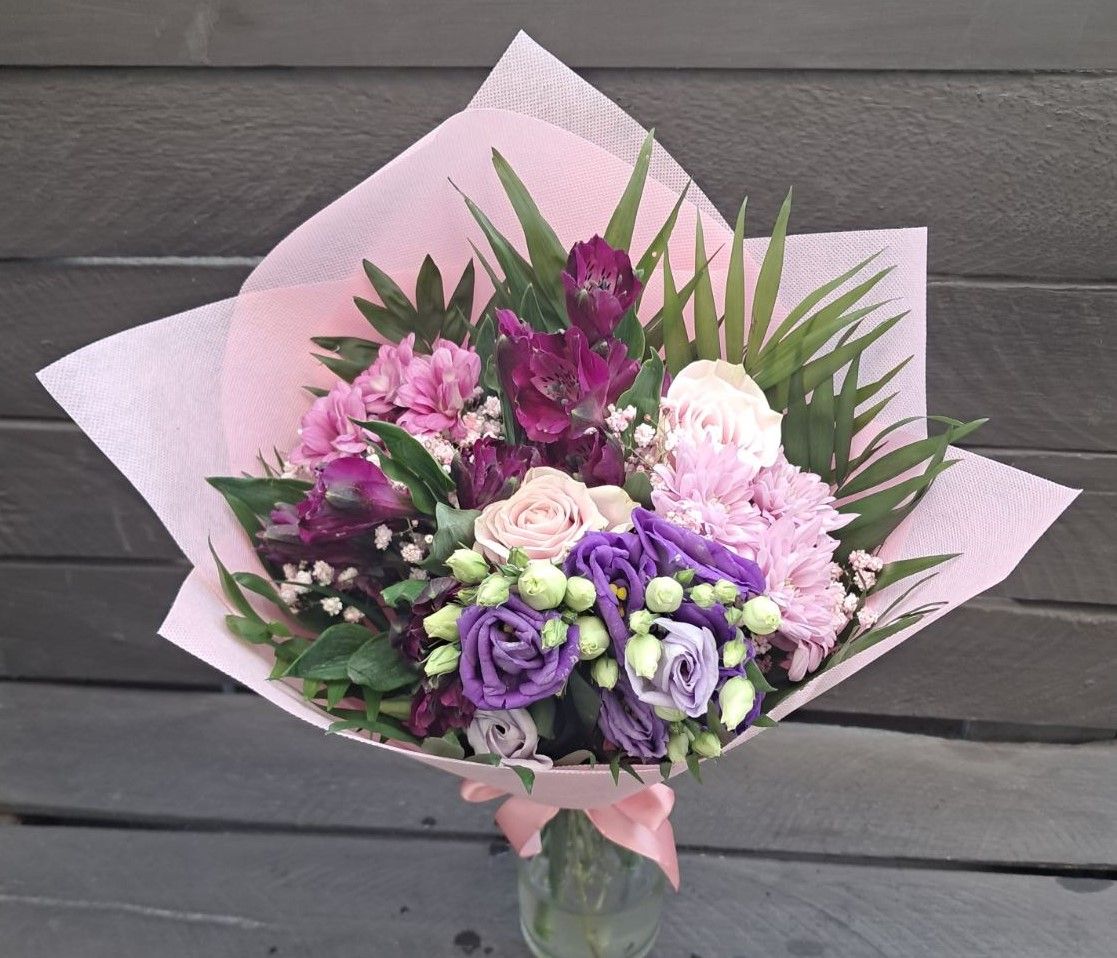 B01 - Mixed flowers in a bouquet