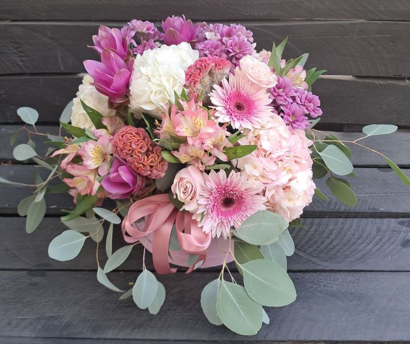 M01 - Mixed Flowers in a big box