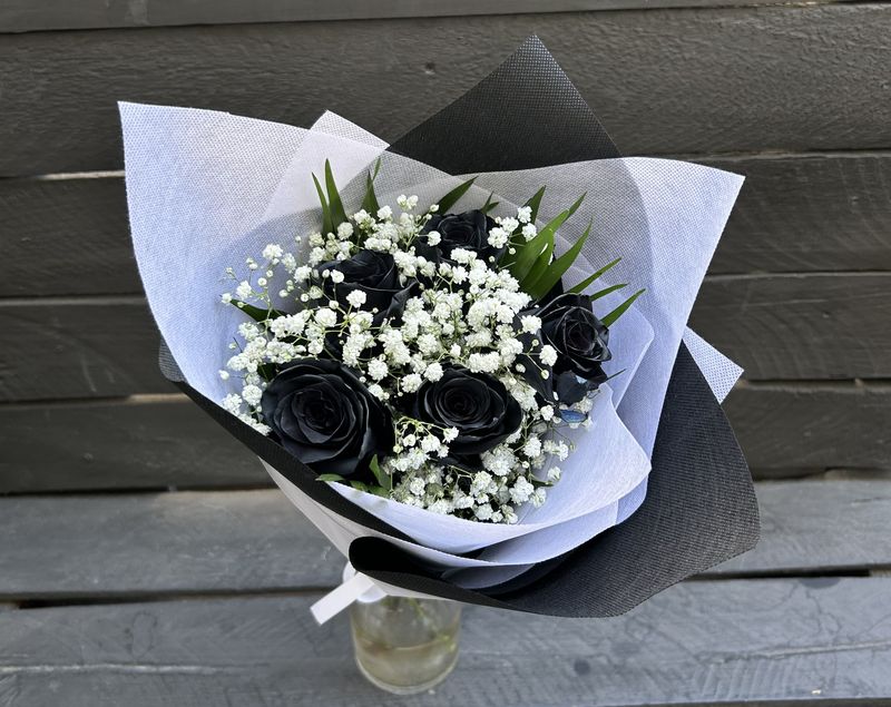 Bouquet With 5 Black Roses