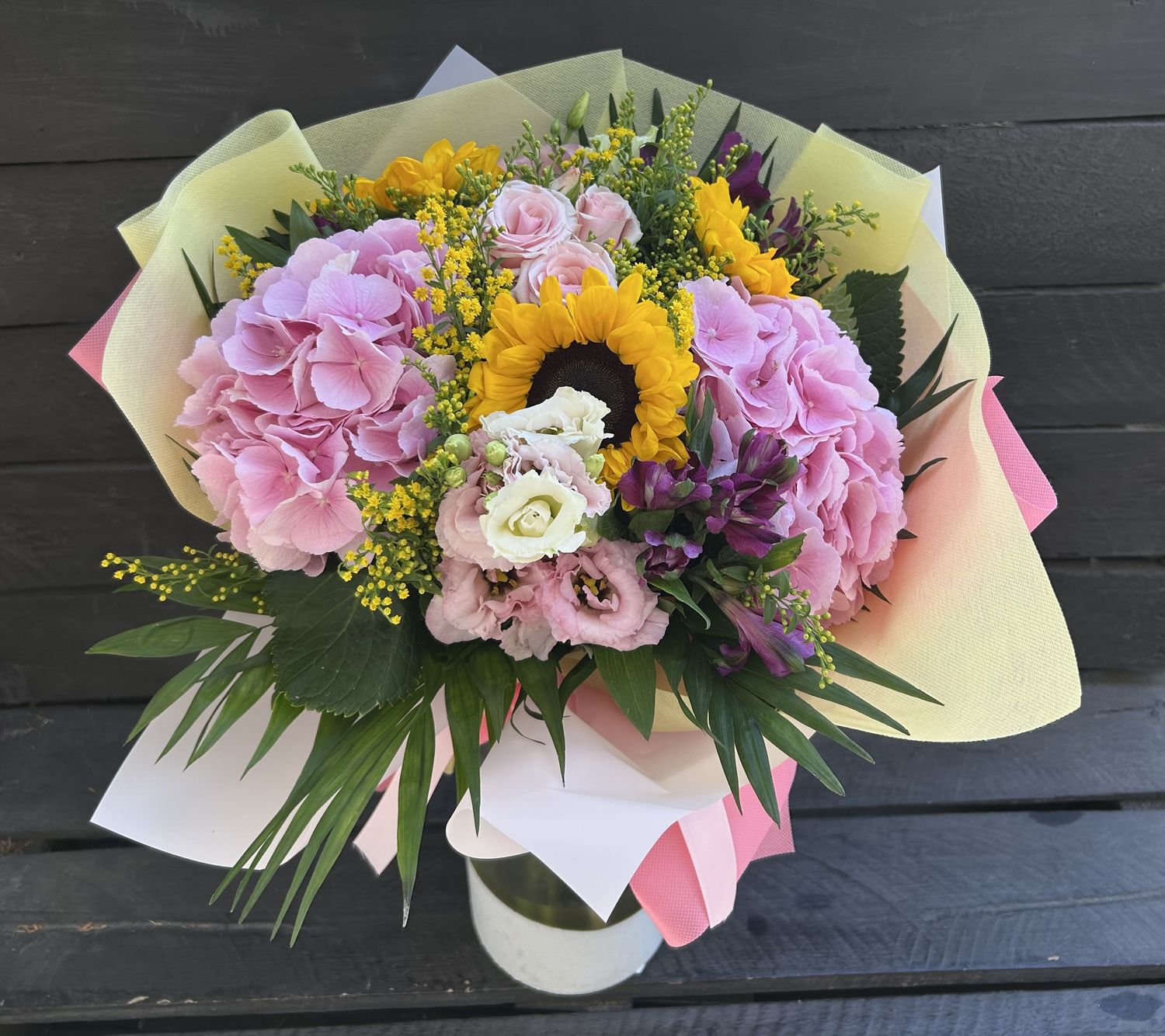 B04 - Mixed Flowers Bouquet
