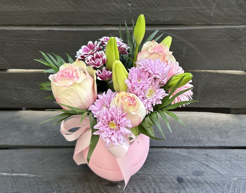 M01 - Mixed Flowers in a vase