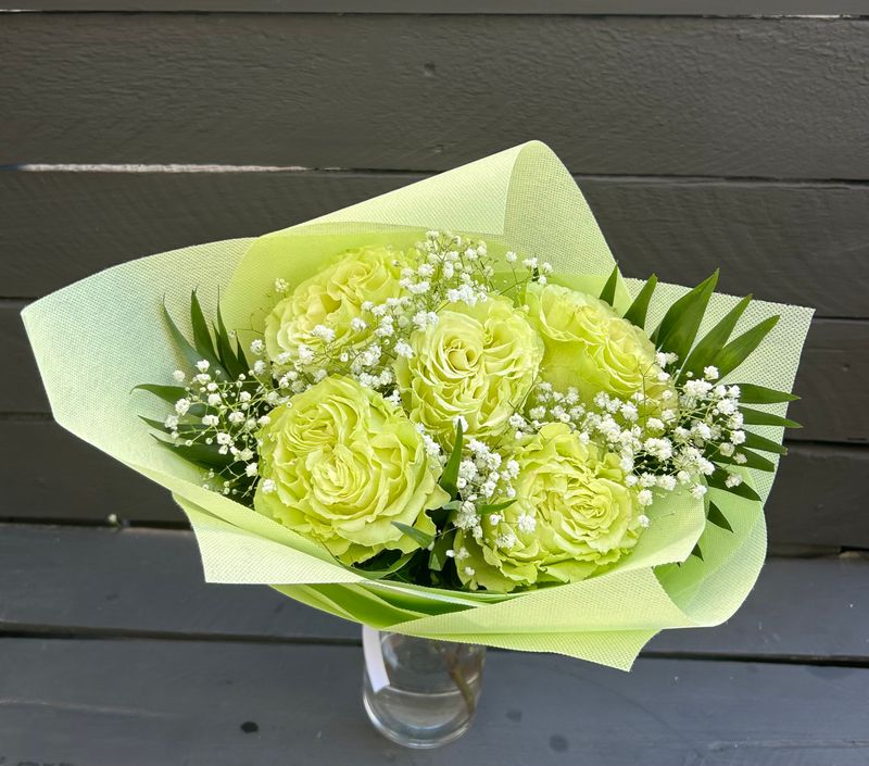 B02 - 5 Green Roses Bouquet