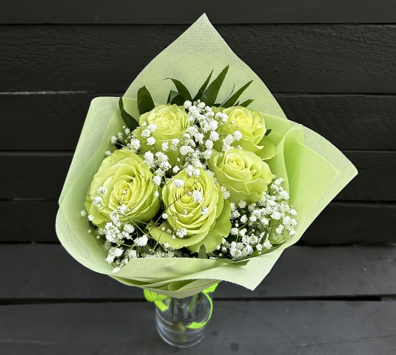 B02 - 5 Green Roses Bouquet