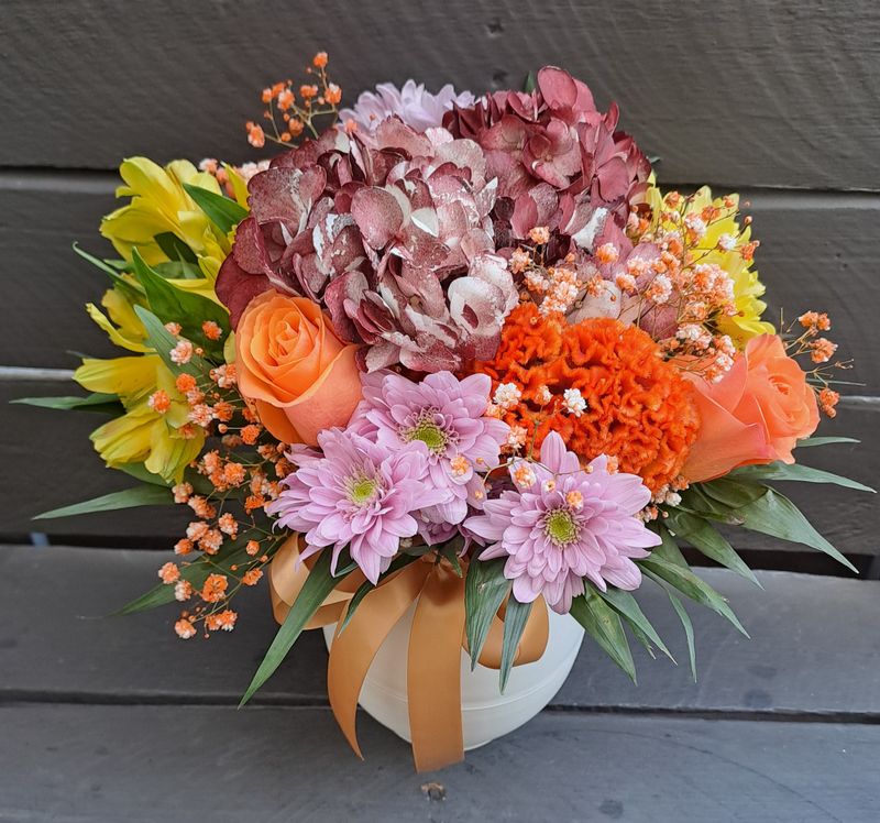 M19 - Mixed Flowers in a pot