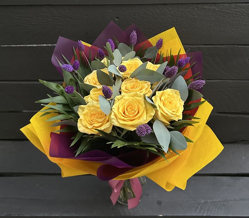 B02 - 9 Yellow Roses Bouquet