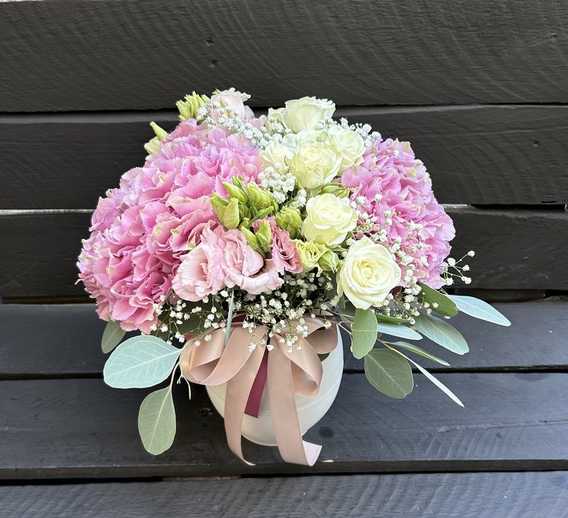 M20 - Mixed Flowers in a vase