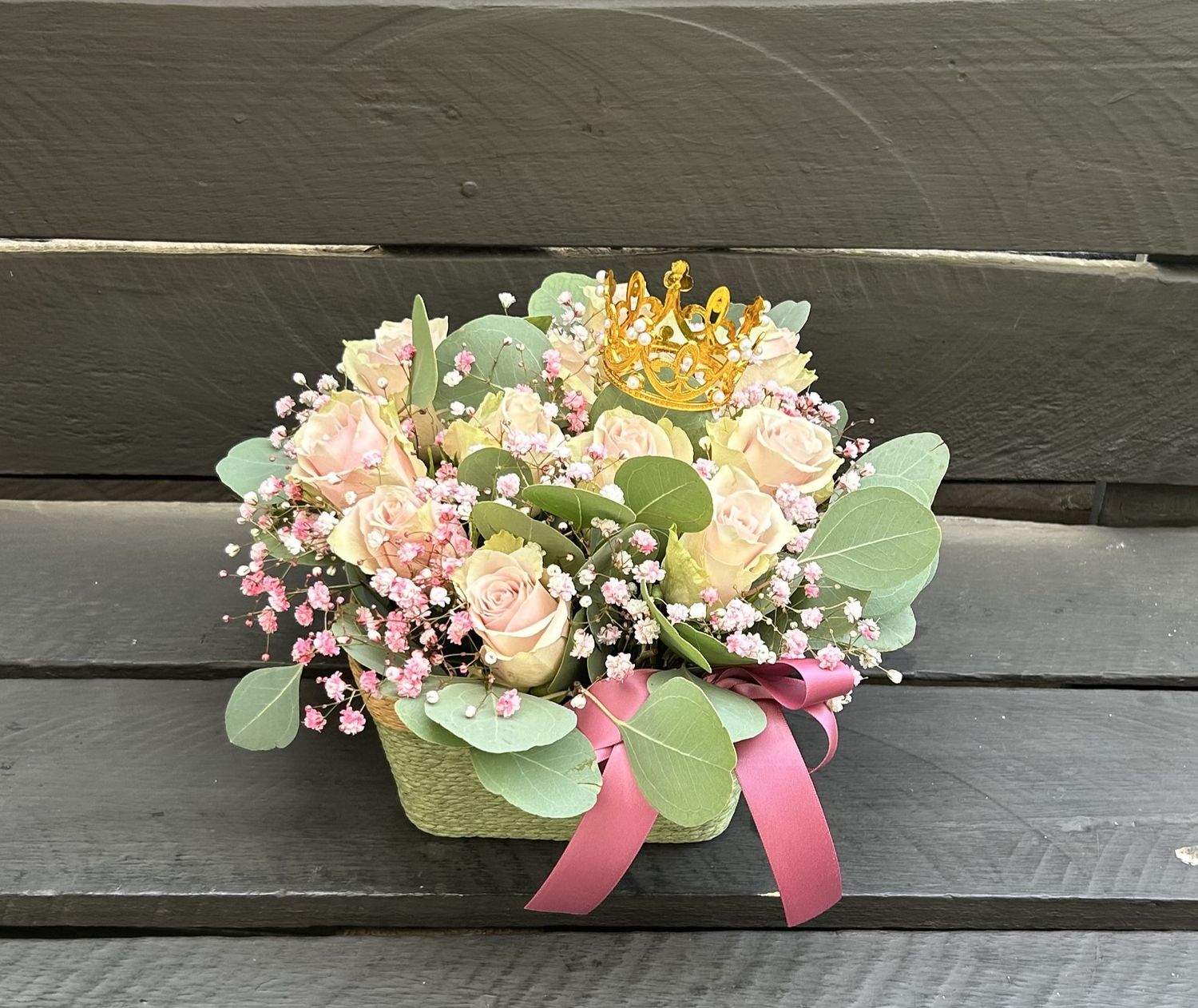 M08 - 11 Pink Roses in a basket