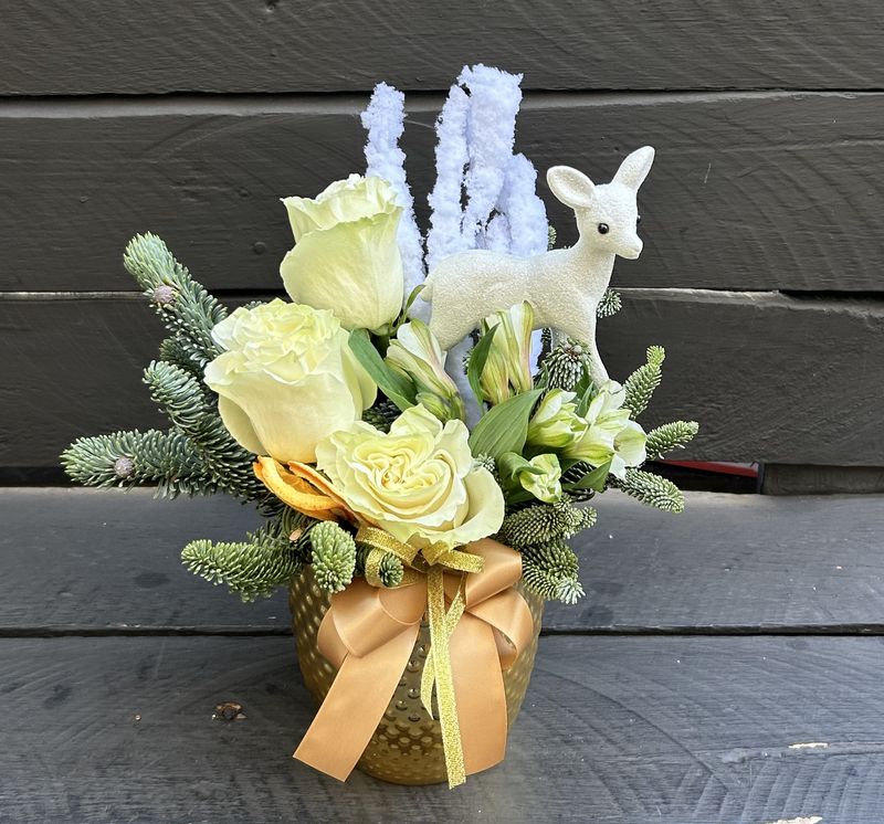 M04 - Mixed Flowers in a pot (christmas vibes)