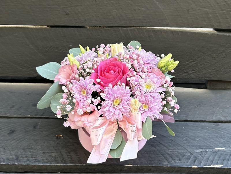 M04 - Mixed Flowers in a round box