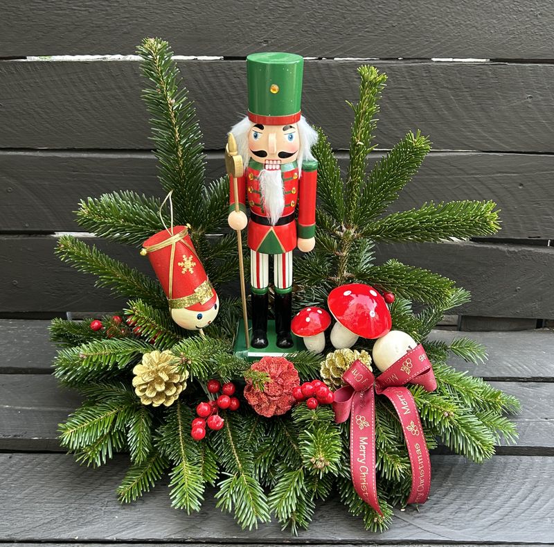 X28 - Christmas Arrangement