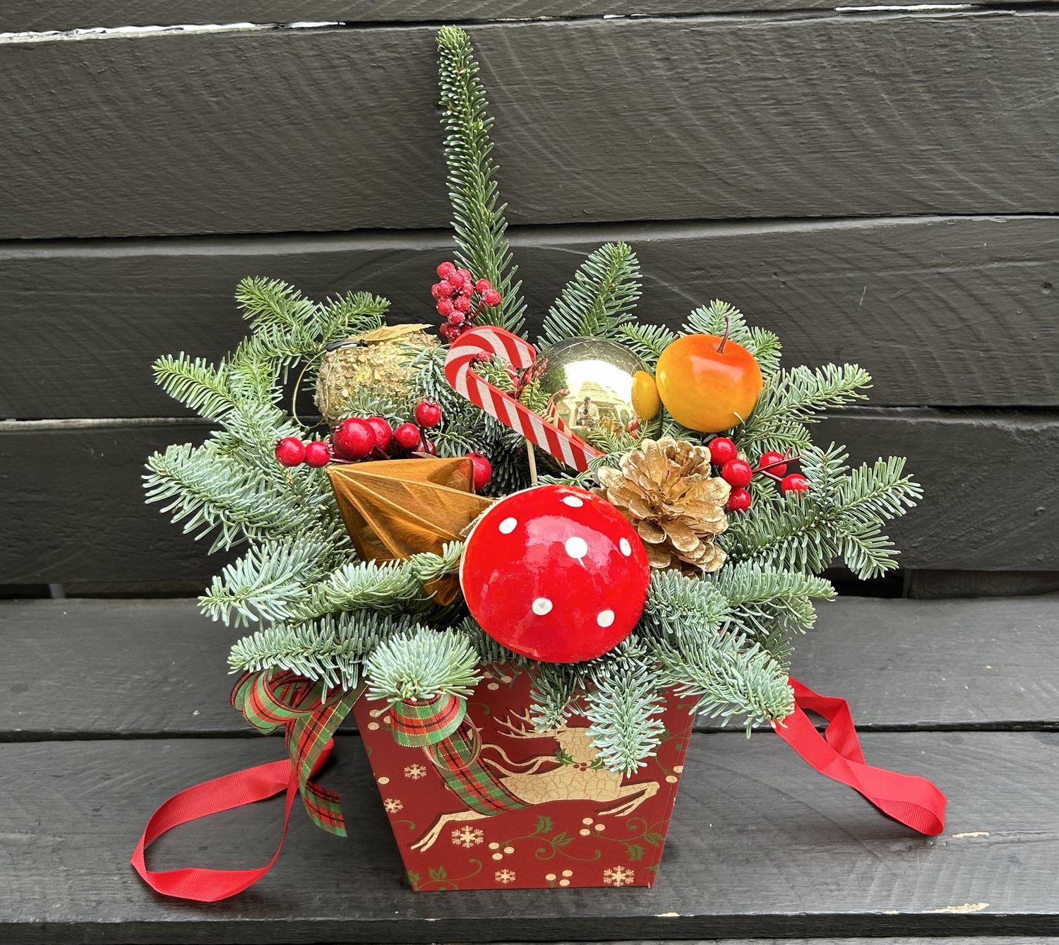 X16 - Christmas Arrangement in a box