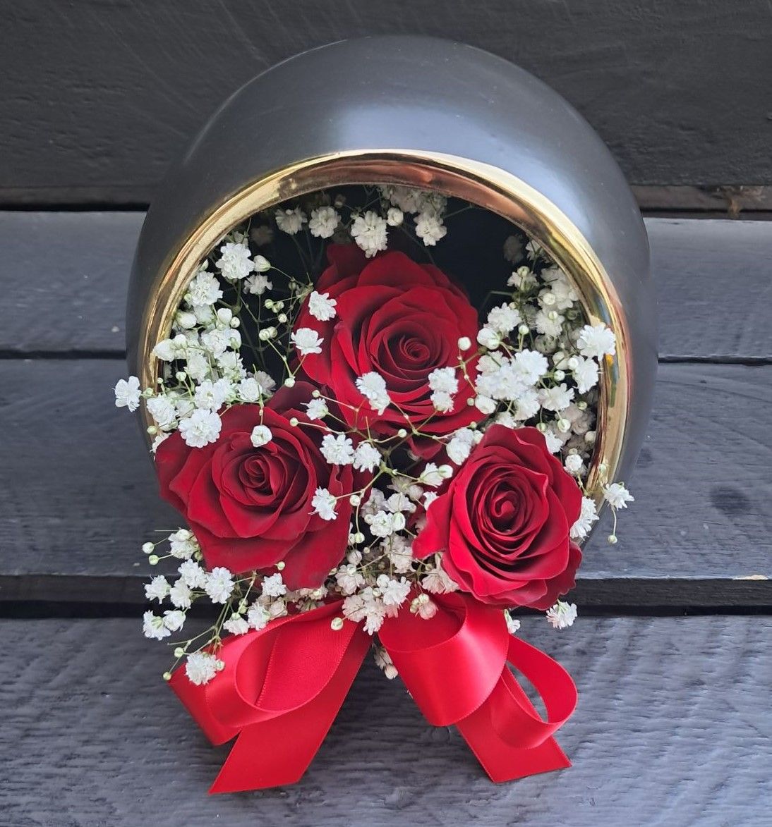 M02 - Red roses in a pot