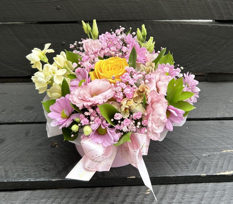 M05 - Mixed Flowers in a round box