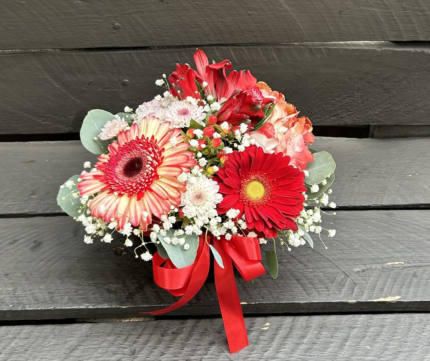 M06 - Mixed Flowers in a round box