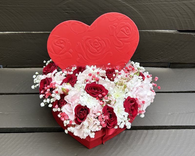 M07 - Mixed Flowers in a heart box