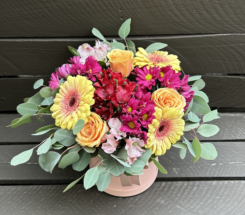 M02 - Mixed Flowers in a round box