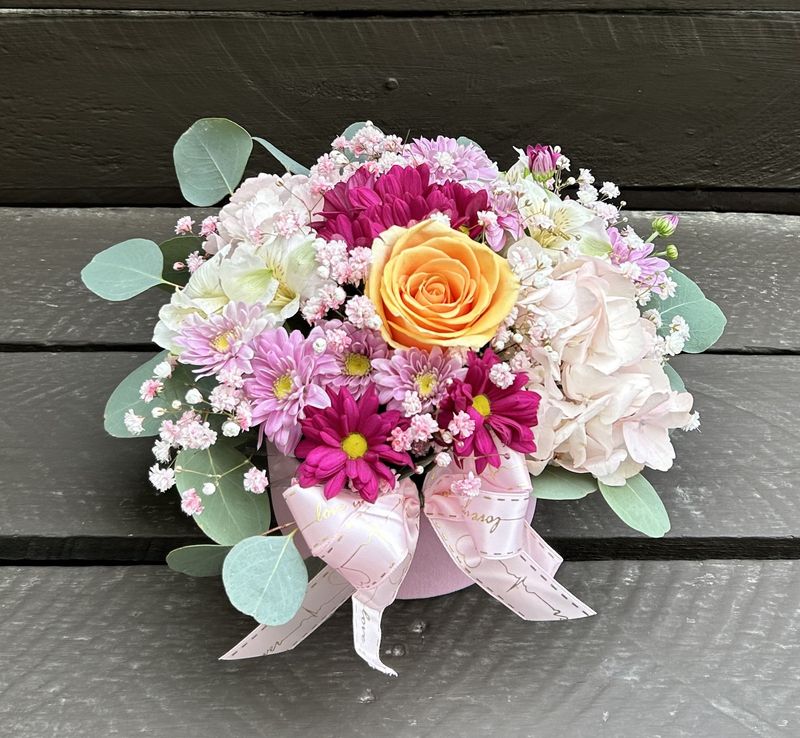 M01 - Mixed Flowers in a round box