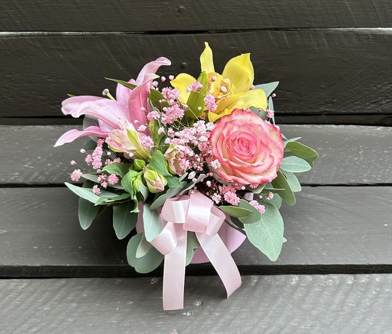 M11 - Mixed Flowers in a pink round box