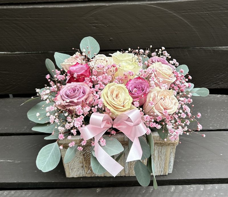 M05 - 11 Roses in a wooden pot