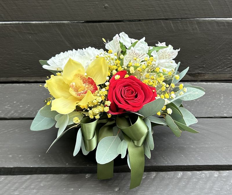 M06 - Mixed Flowers in a black round box