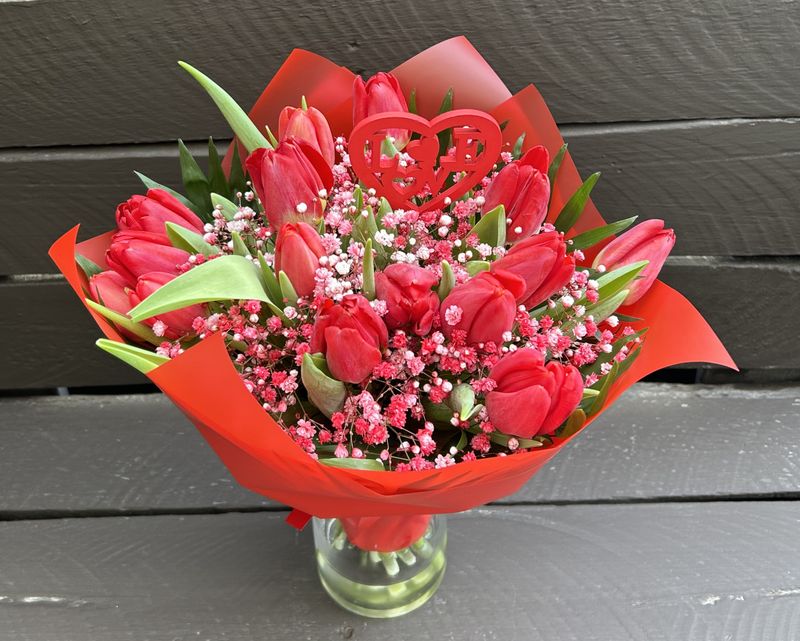 B2626 - 15 Red Tulips