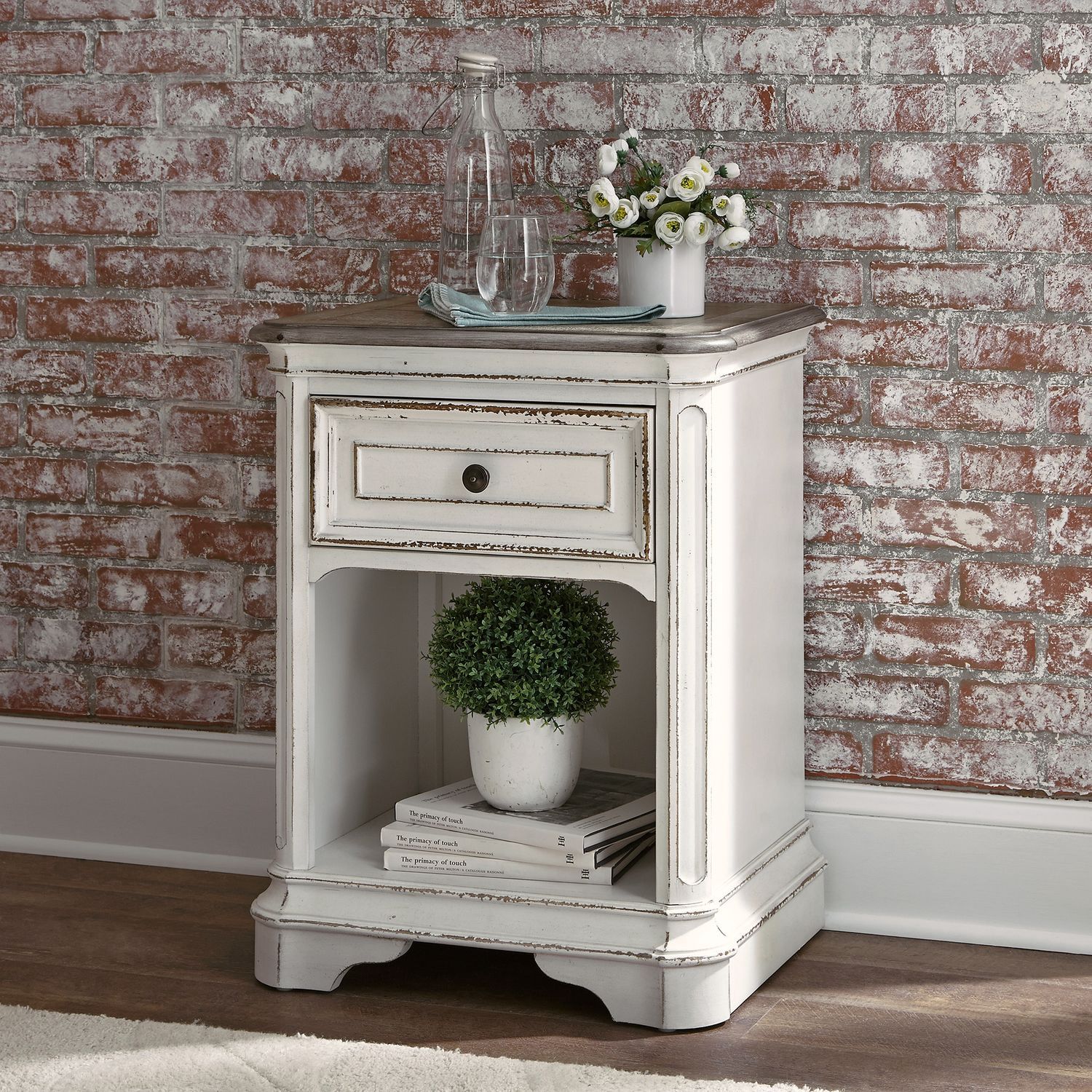Magnolia Manor 1 Drawer Nightstand