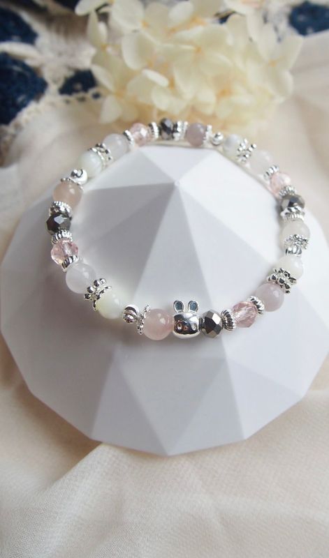 Camelia in White Agate (snowy bunny series)