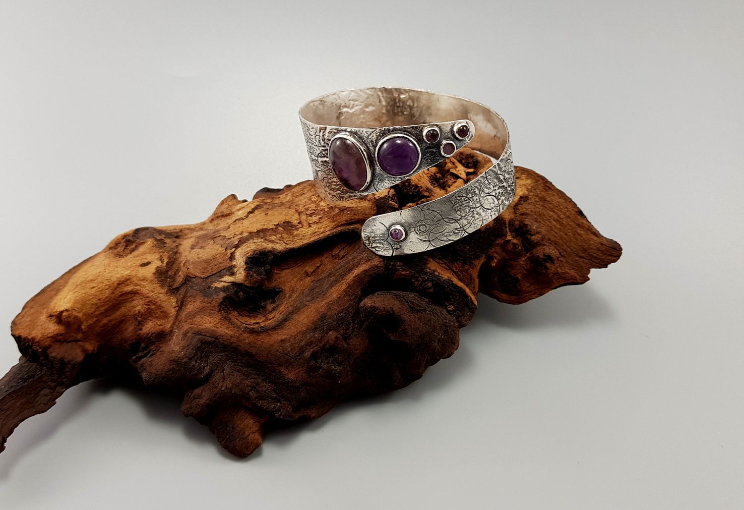 Srebrna bransoleta bangle z ametystem