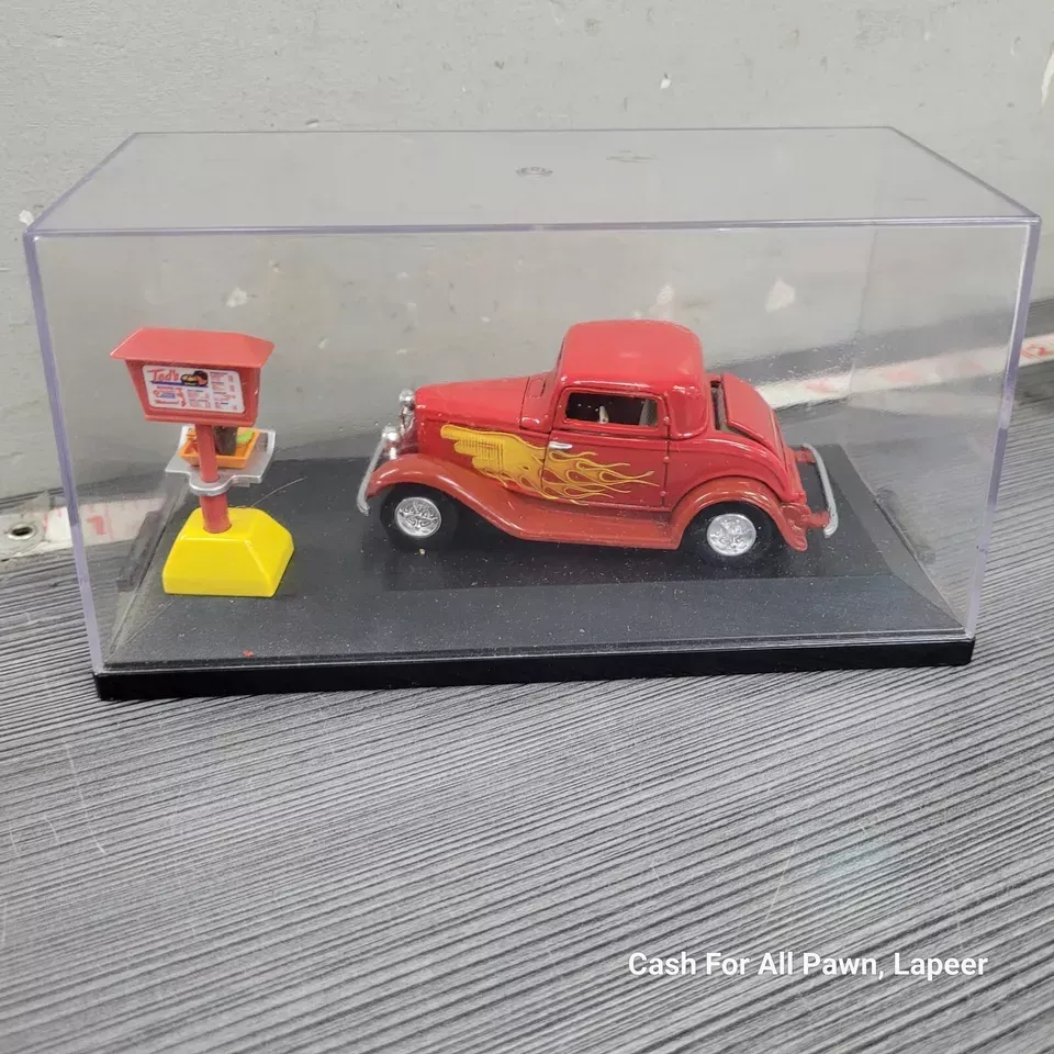 1932 Ford Model B  1:43 Scale Road Champs Die-Cast Drive- In Case