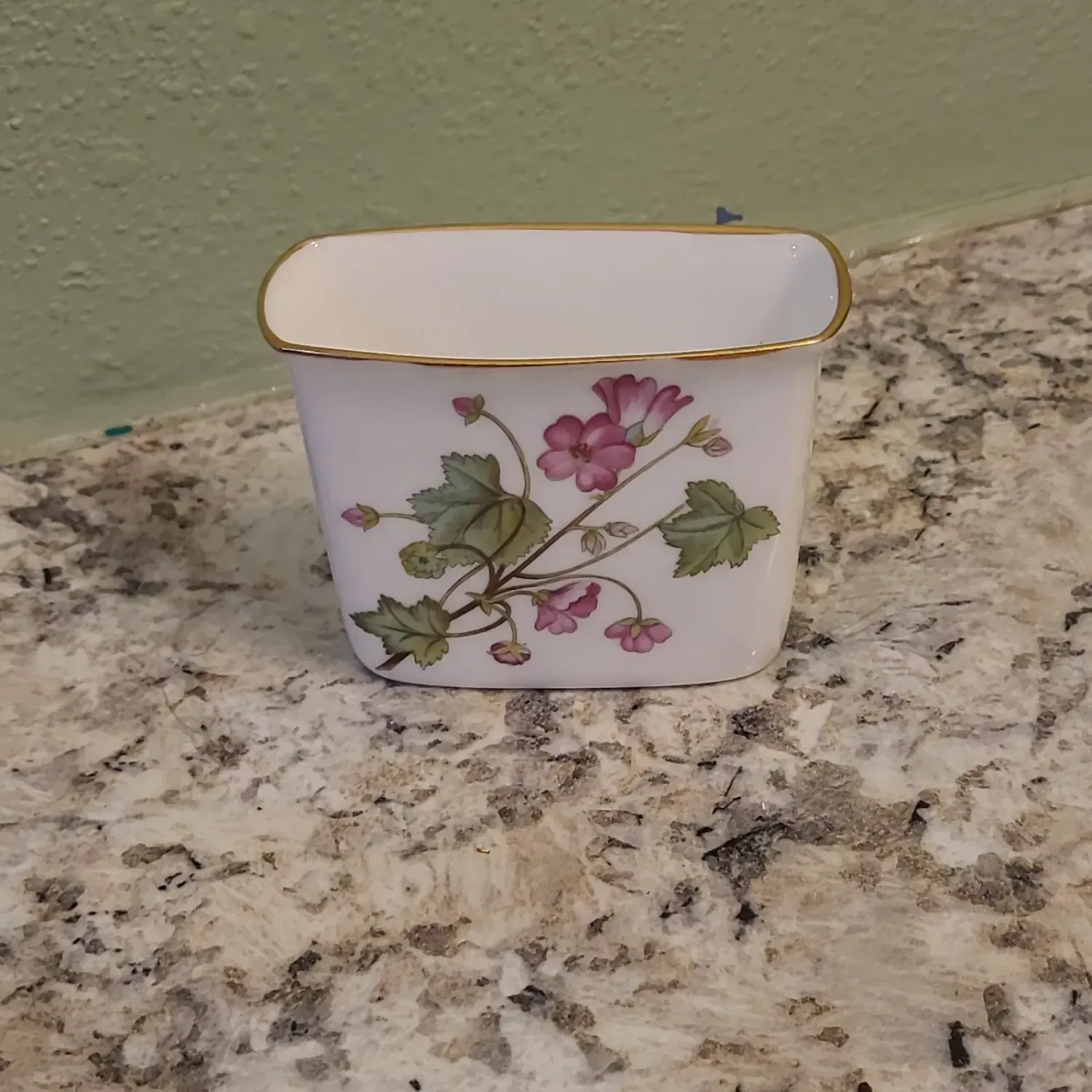 PATTERN MALVA BY MINTON CIGARETTE HOLDER PINK CENTER FLOWERS WREATH China