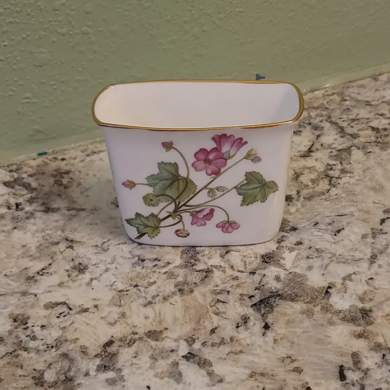 PATTERN MALVA BY MINTON CIGARETTE HOLDER PINK CENTER FLOWERS WREATH China