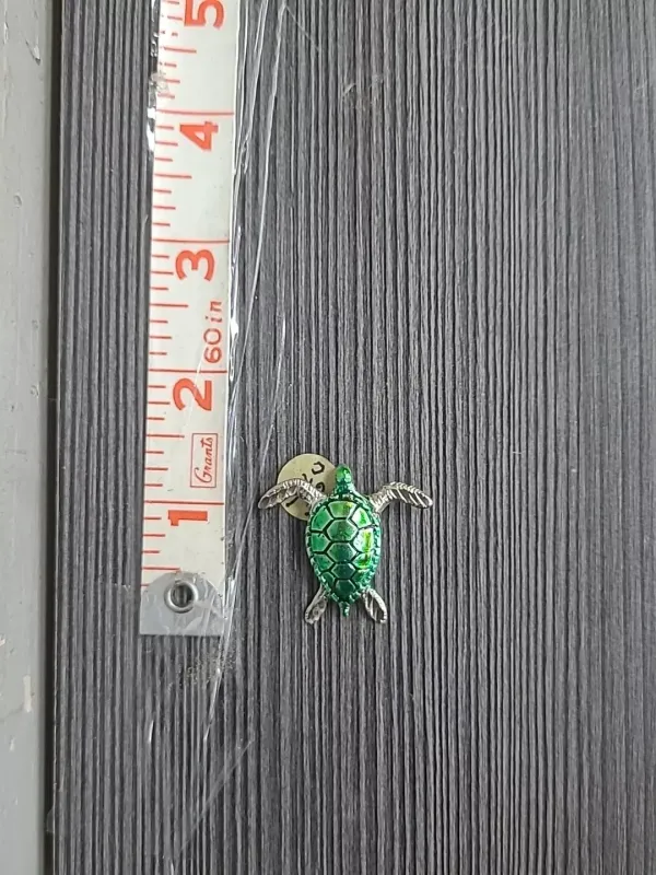 VINTAGE 1980'S STERLING SILVER SEA TURTLE SHEEPHEAD PENDANT GREEN LASER CUT 6.6G