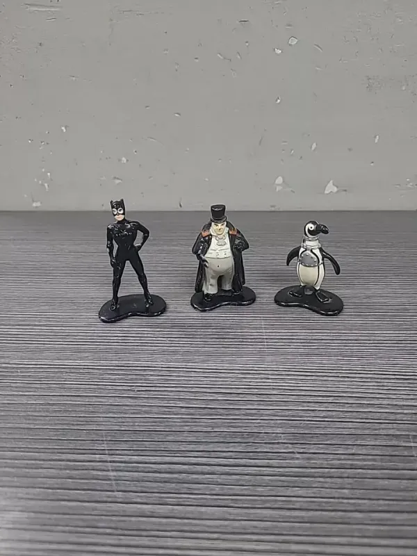 VINTAGE ERTL METAL BATMAN FIGURINE 1992 DC COMICS Catwoman Peguin Danny Devito