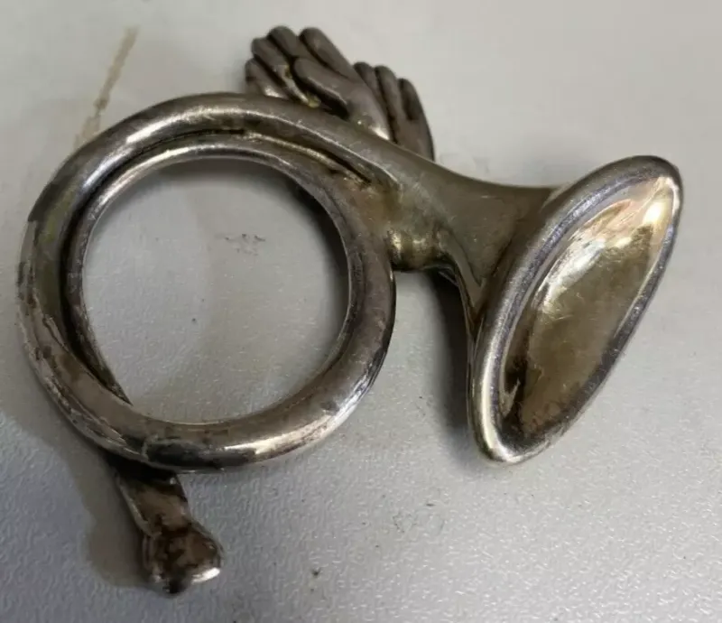 Vintage Sterling Silver French Horn with gloves brooch -  9.1 g