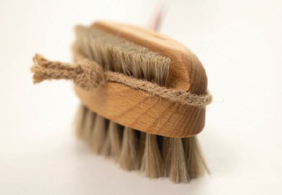 Miękka szczotka do paznokci z podwójnym wypełnieniem.