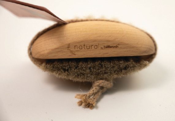 Miękka szczotka do paznokci z podwójnym wypełnieniem.