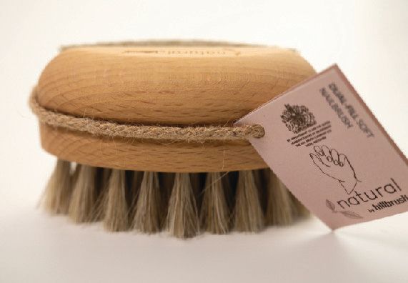 Miękka szczotka do paznokci z podwójnym wypełnieniem.