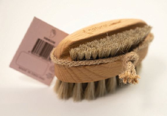 Miękka szczotka do paznokci z podwójnym wypełnieniem.