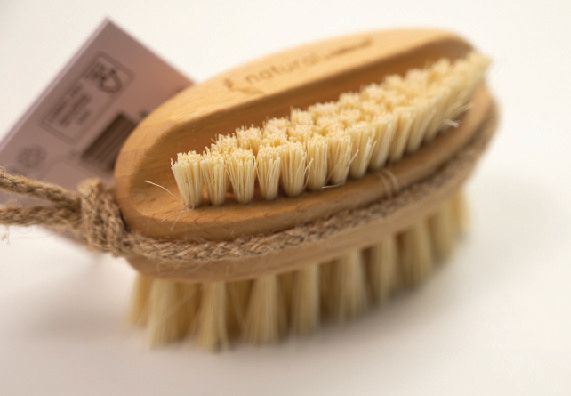 Sztywna szczotka do paznokci z podwójnym wypełnieniem.