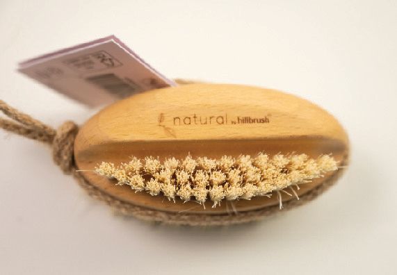 Sztywna szczotka do paznokci z podwójnym wypełnieniem.