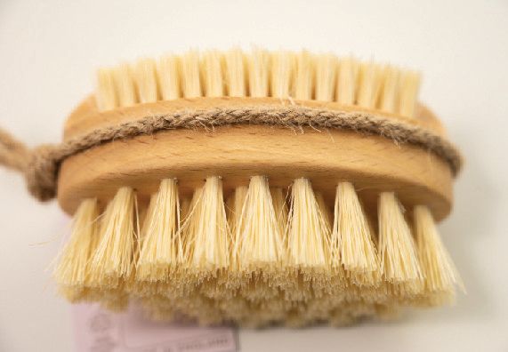 Sztywna szczotka do paznokci z podwójnym wypełnieniem.