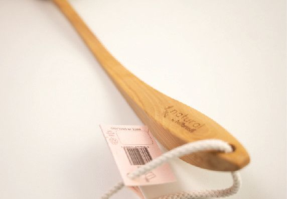 Miękka szczotka do kąpieli z długim uchwytem.