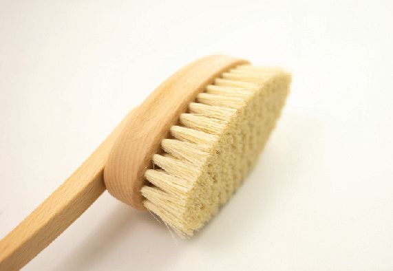 Sztywna szczotka do kąpieli z długim uchwytem.