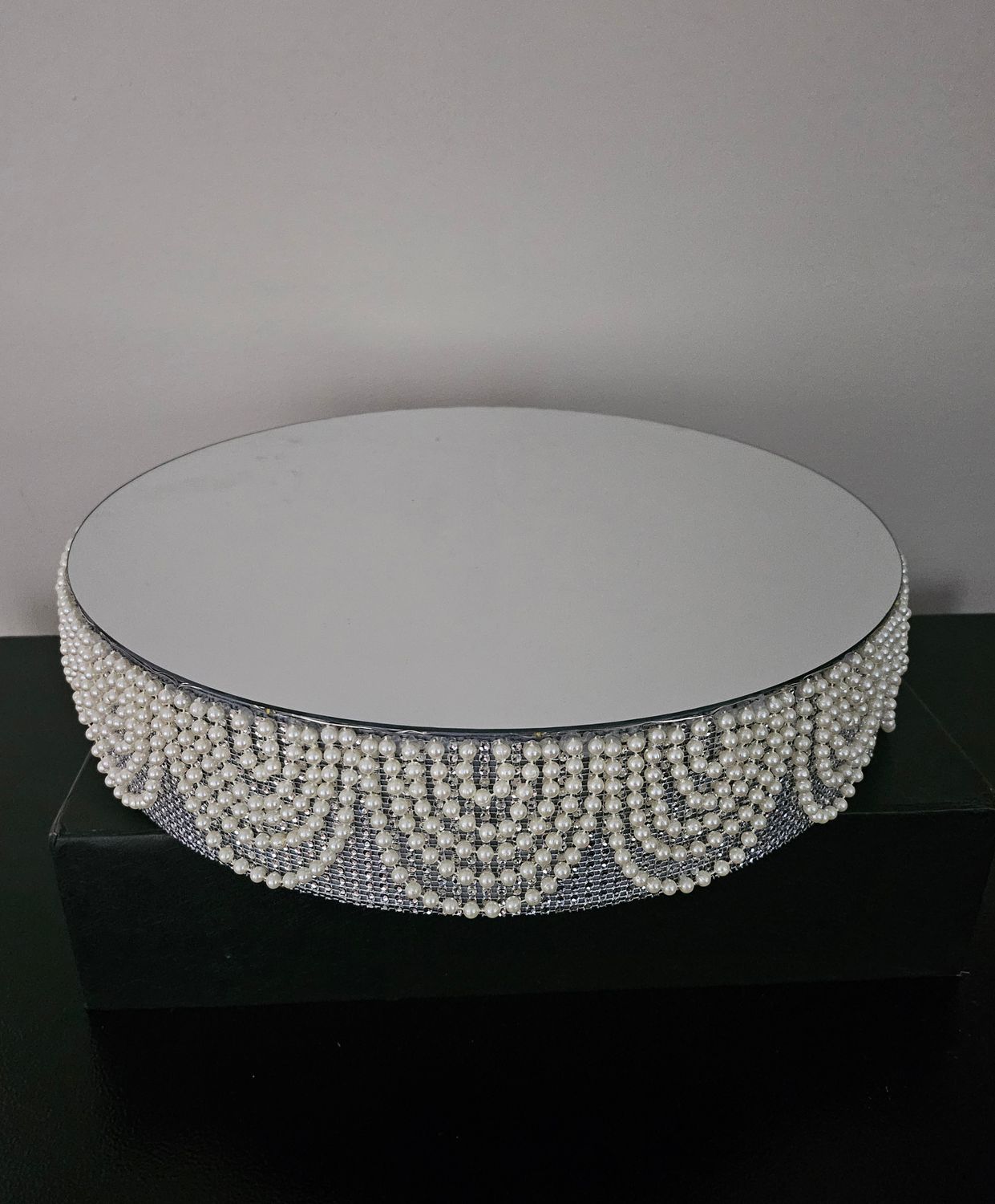 Decorative mirrored cake plate with lights