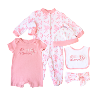 Conjunto multipiezas Baby Gear pijama calcetas babero gorra y accesorio cabello