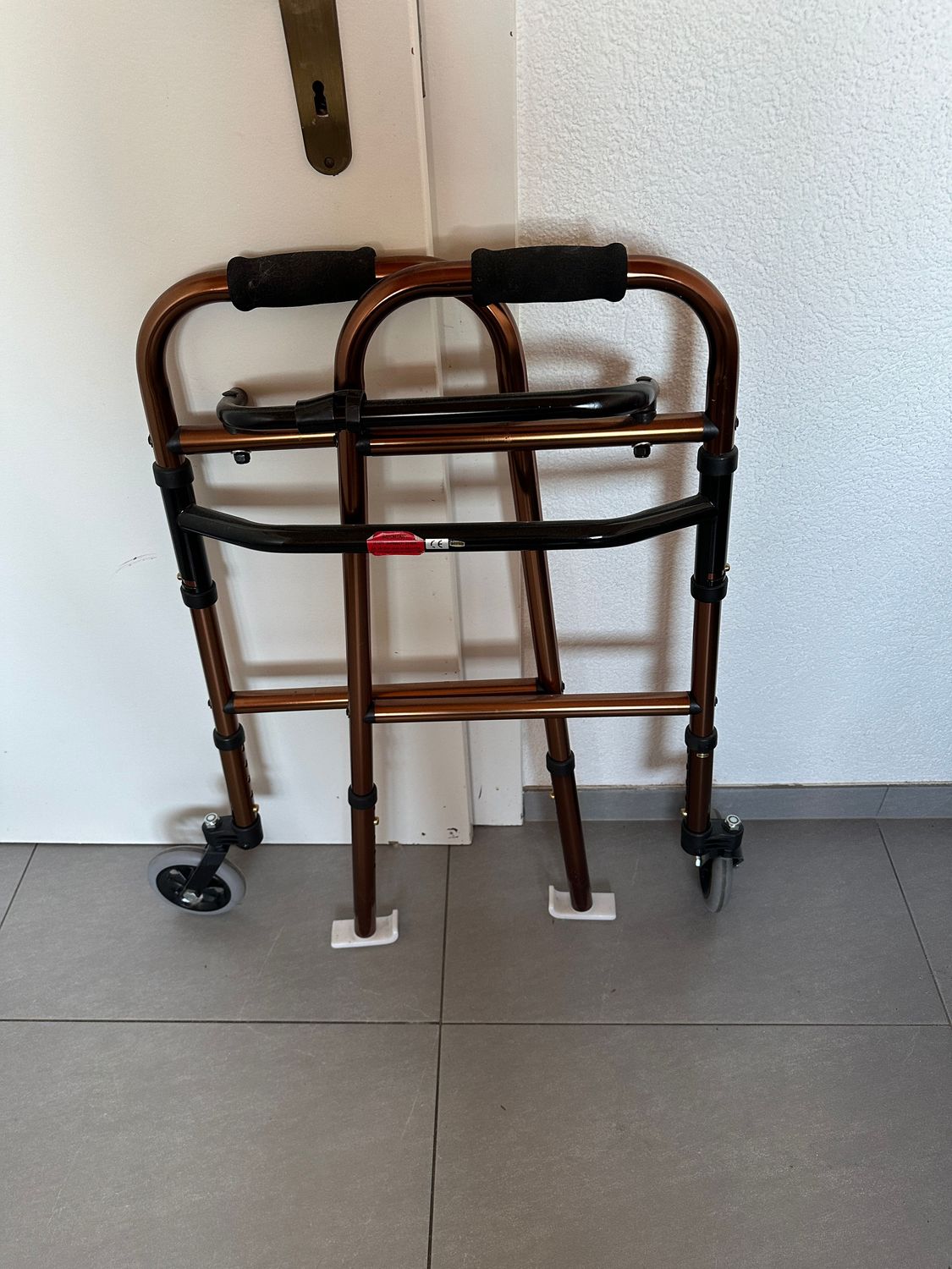 Cadre de marche bronze avec roues pivotantes et patins