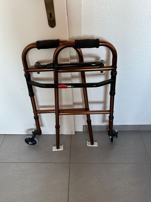 Cadre de marche bronze avec roues pivotantes et patins