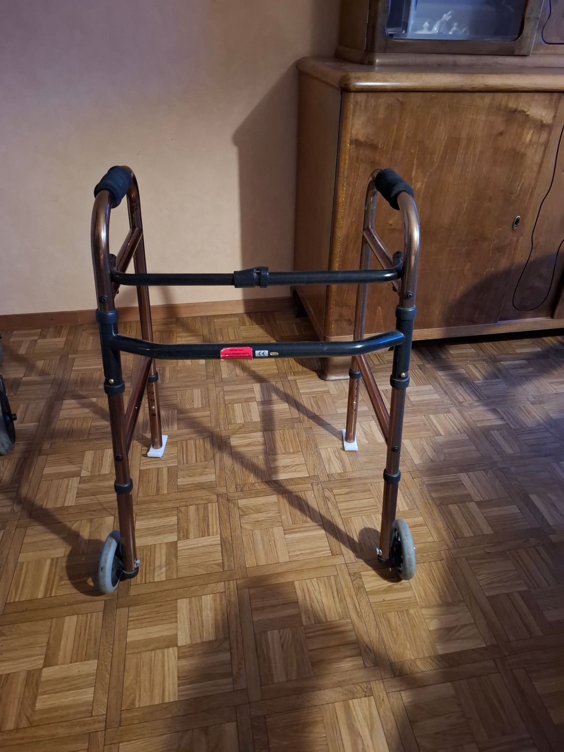 Cadre de marche avec roues et patins